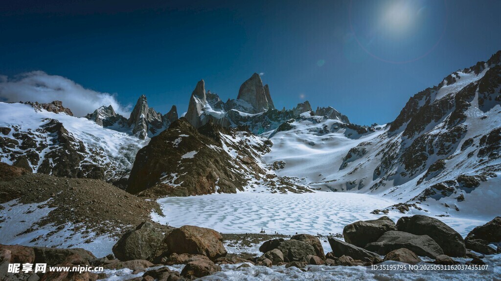 雪山月夜壯麗山峰景觀