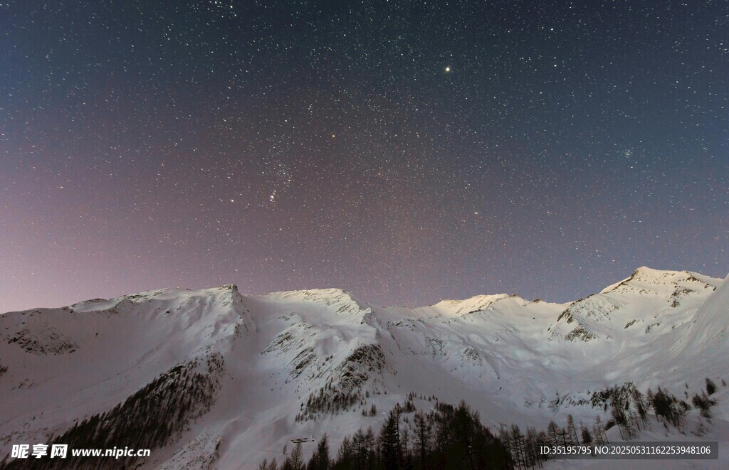 雪山夜空美景