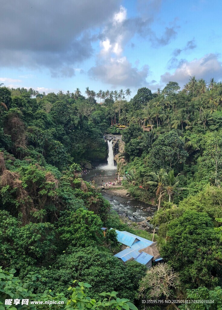 山林間的美麗瀑布景觀