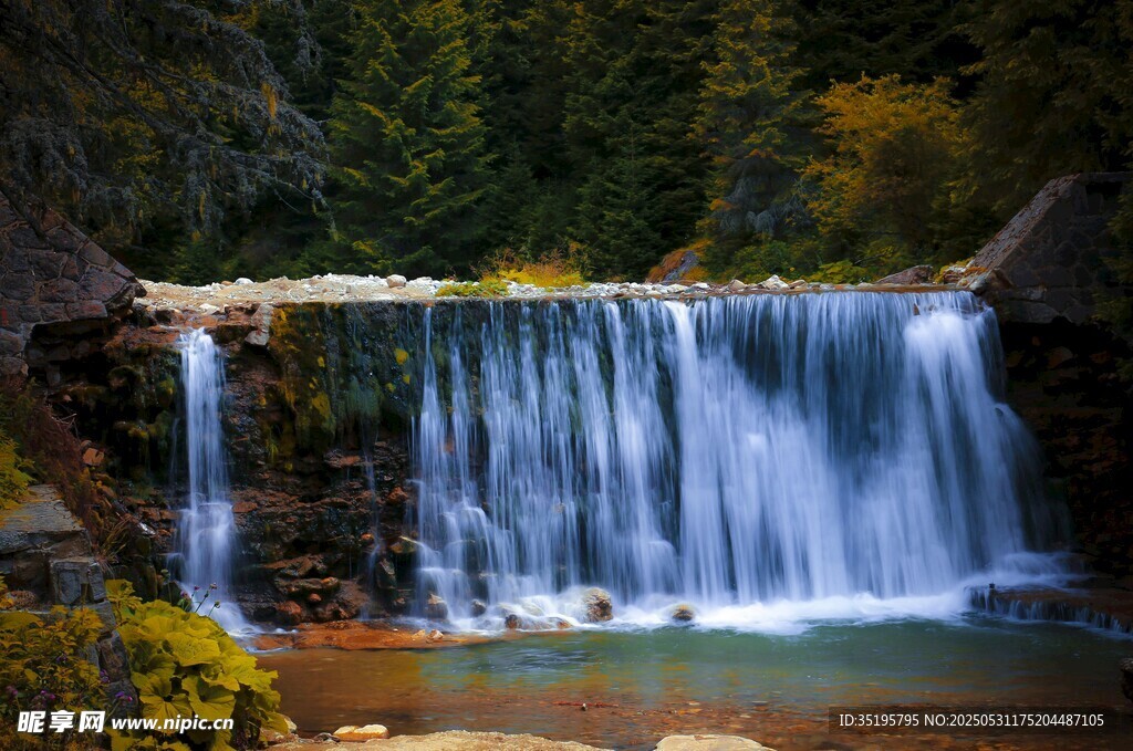 山間瀑布美景