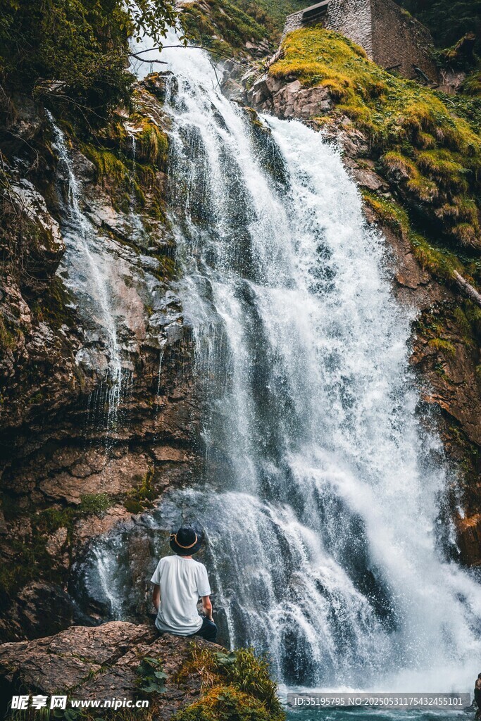 人在瀑布下的自然美景