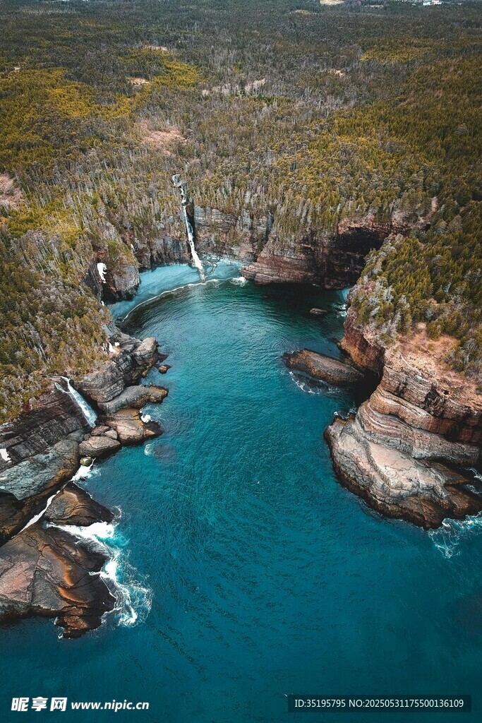 壯麗峽谷中的碧藍(lán)河流