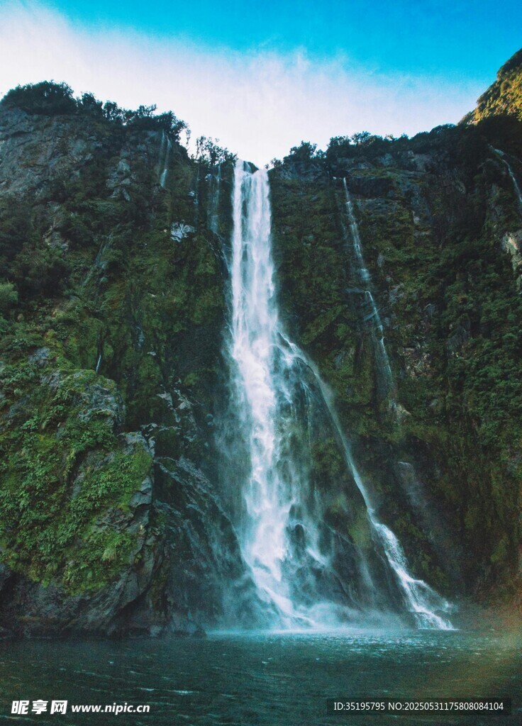 山間飛瀑美景