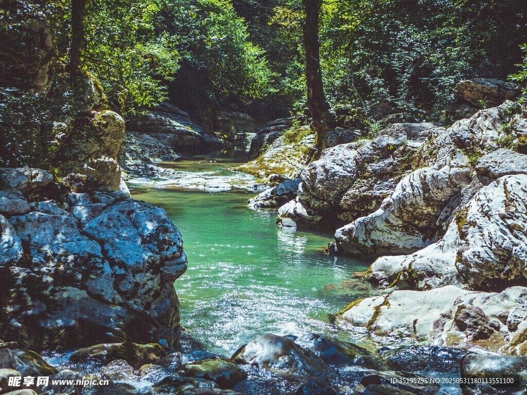 山間碧溪 巖石環繞美景