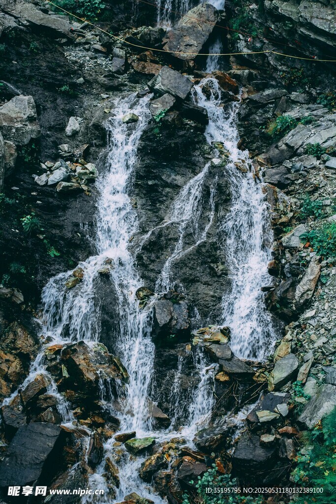 山間瀑布景觀