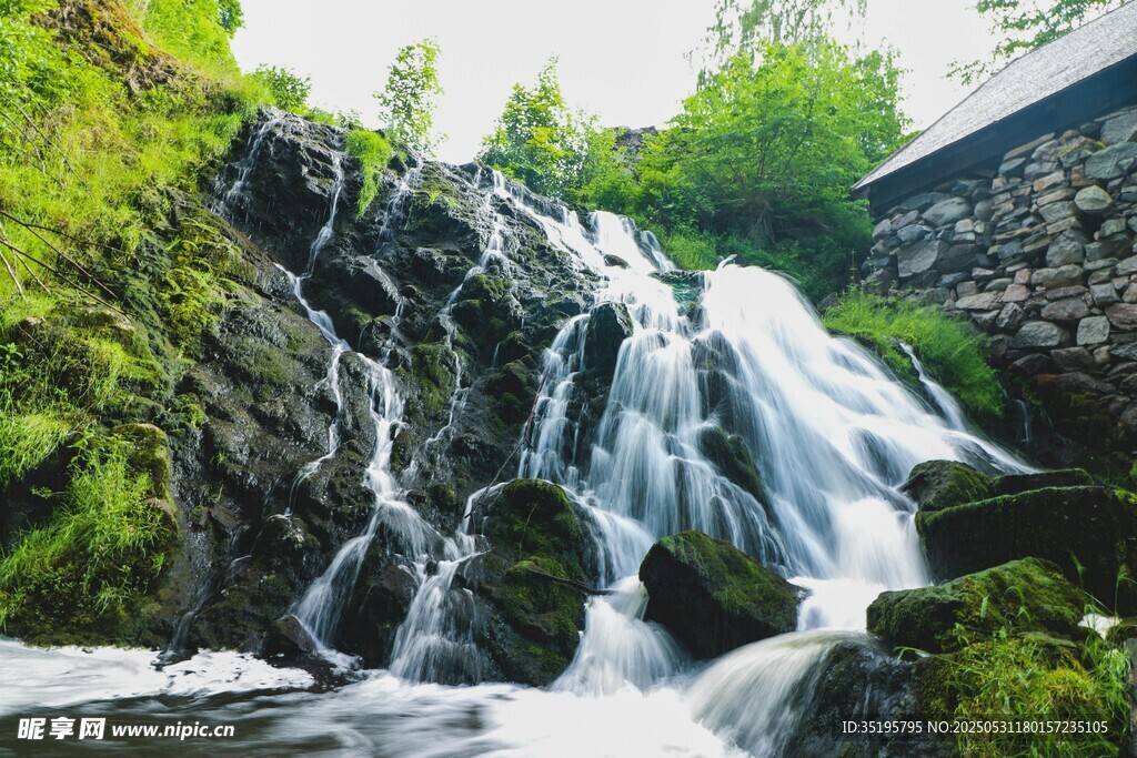 山間靈動瀑布景觀