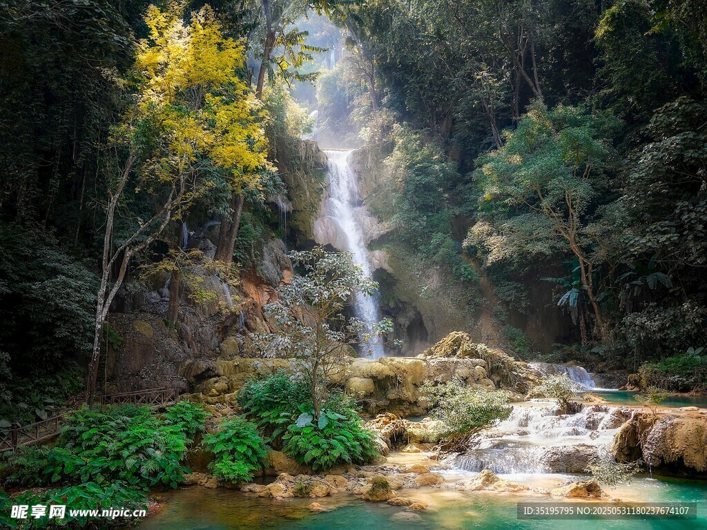 山林間的絕美瀑布景觀