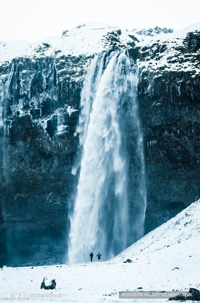 冰島雪景中的壯觀瀑布
