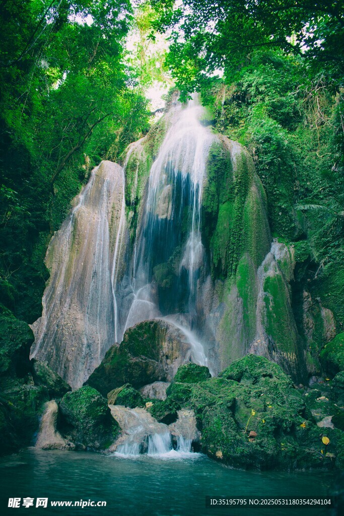 山間瀑布綠意盎然的美景