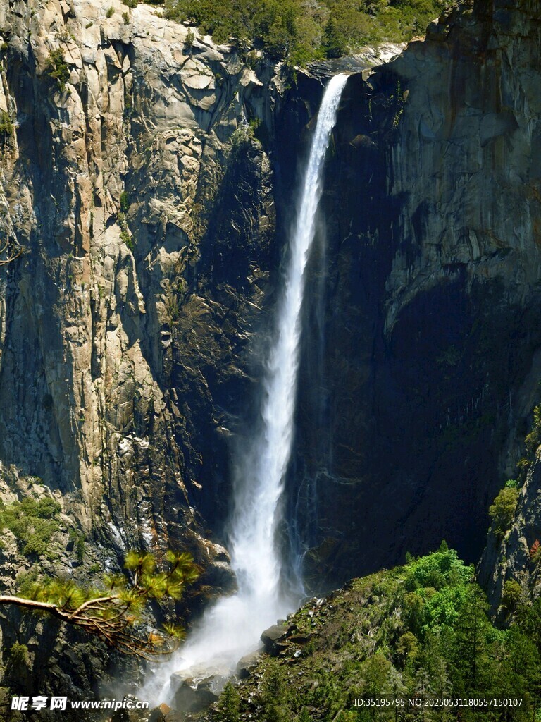 山間飛瀑美景
