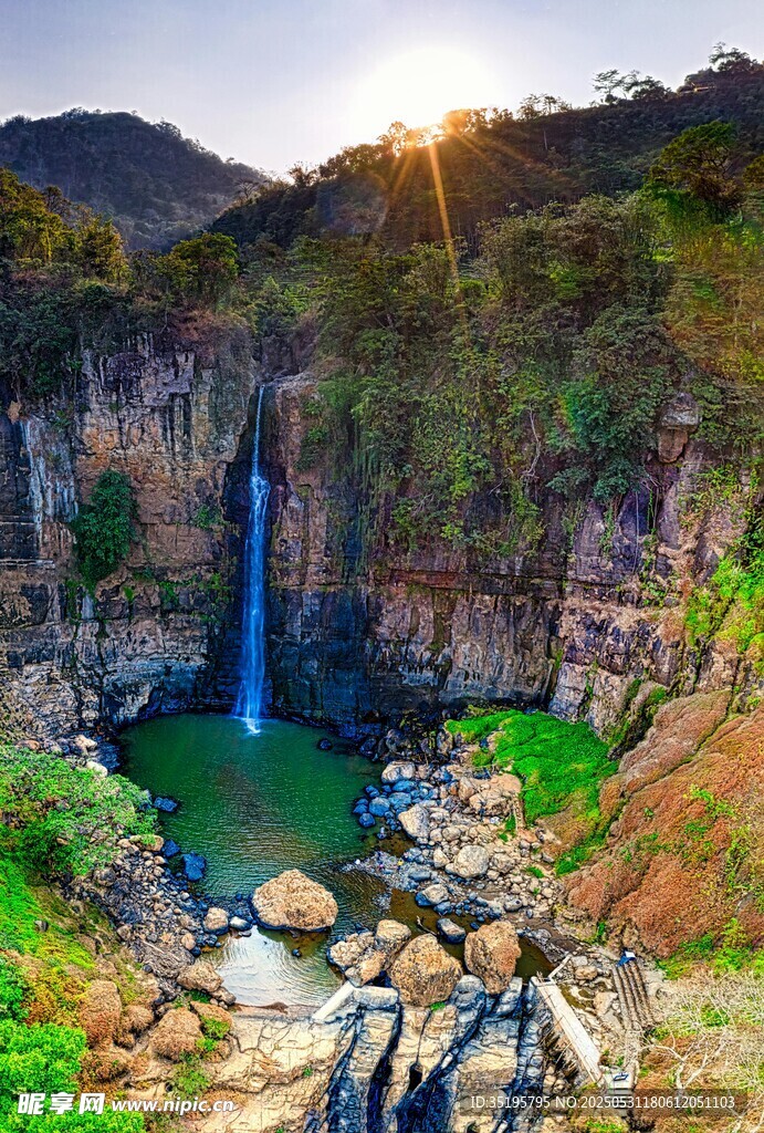 壯麗山谷中的絕美瀑布景觀
