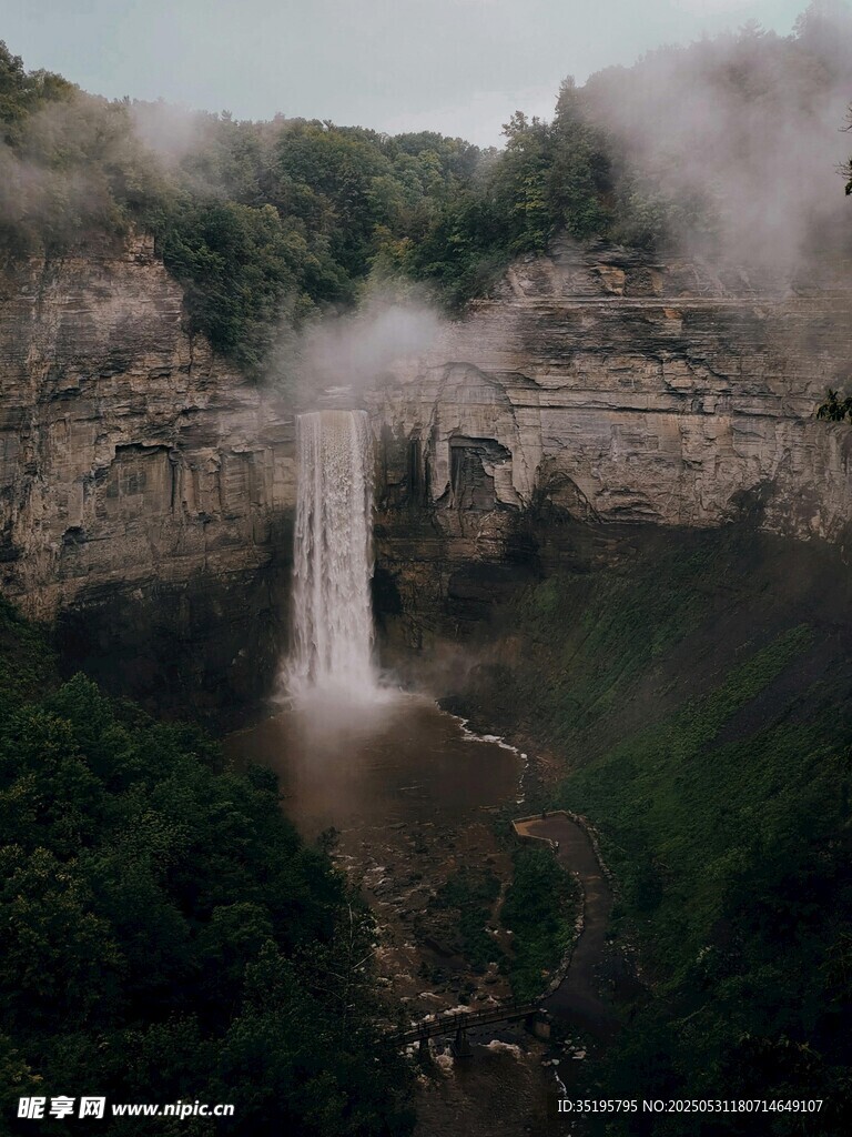 山間瀑布云霧繚繞美景