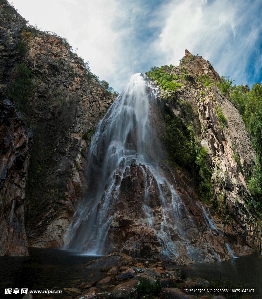 山間壯麗瀑布景觀