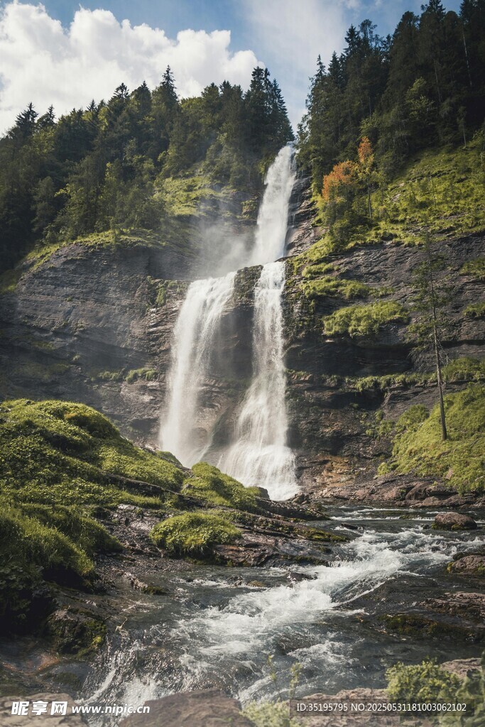 山間瀑布美景