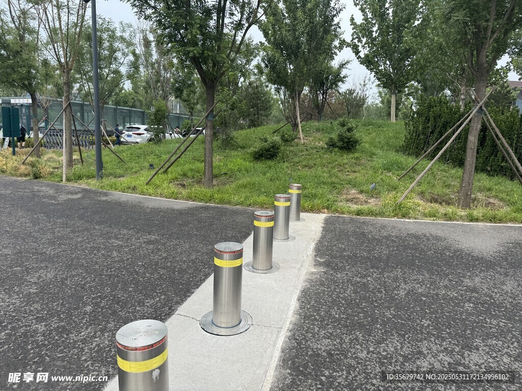 道路旁的金屬隔離樁設施