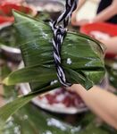 手工捆綁的新鮮粽葉粽子