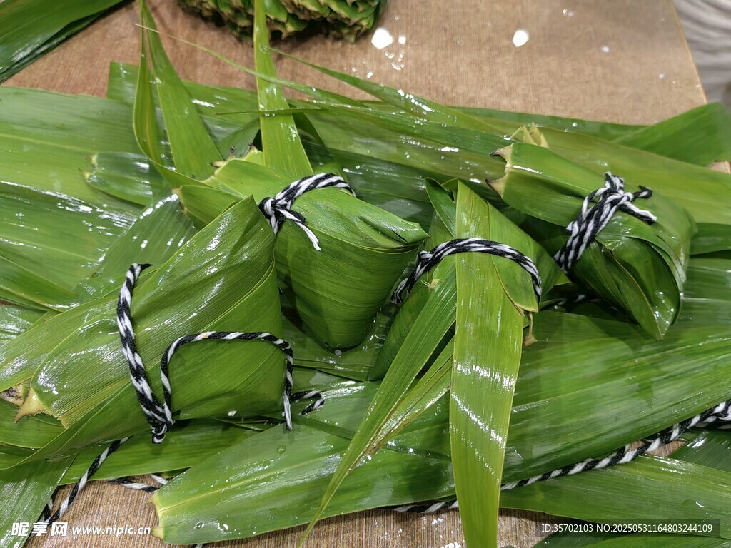 新鮮粽葉待包美味粽子