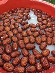 紅盆中浸泡的飽滿紅棗