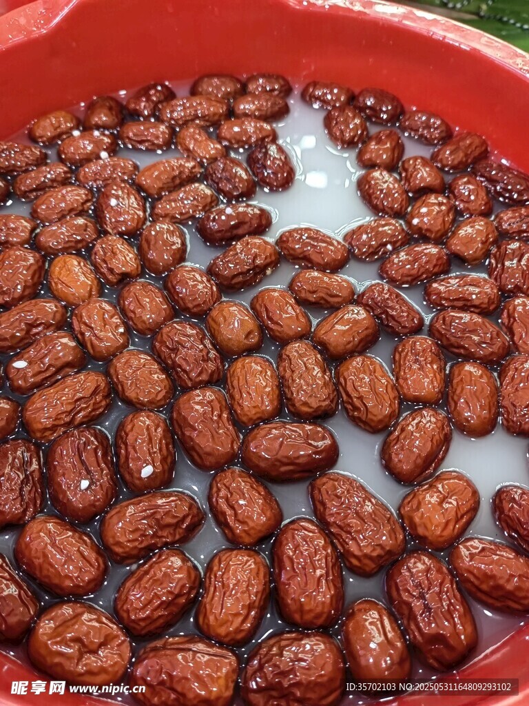 紅盆中浸泡的飽滿紅棗