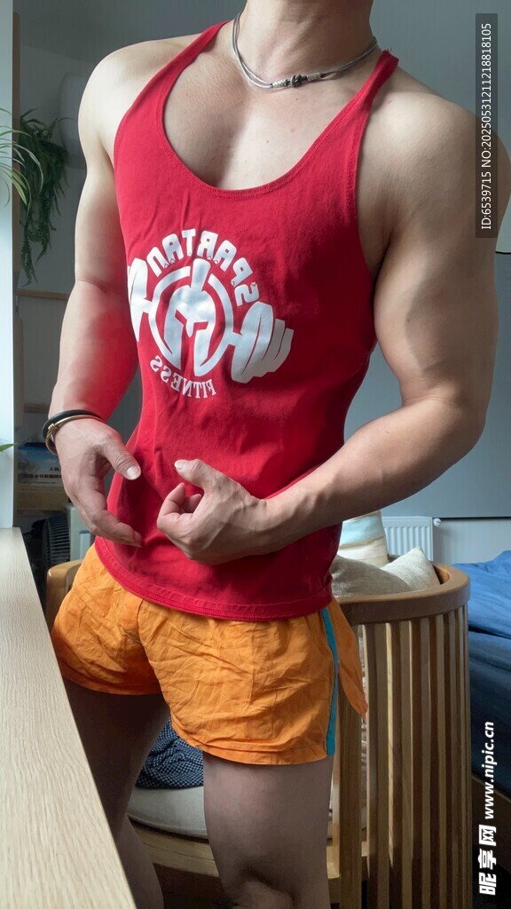 肌肉男穿紅背心展示身材