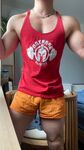 肌肉型男穿紅背心秀身材