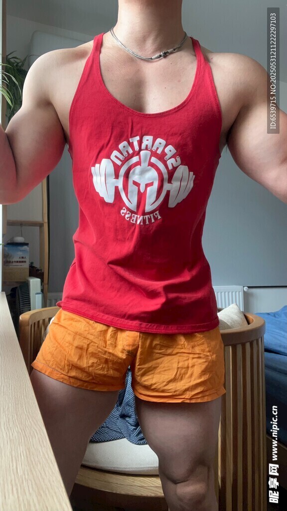肌肉型男穿紅背心秀身材