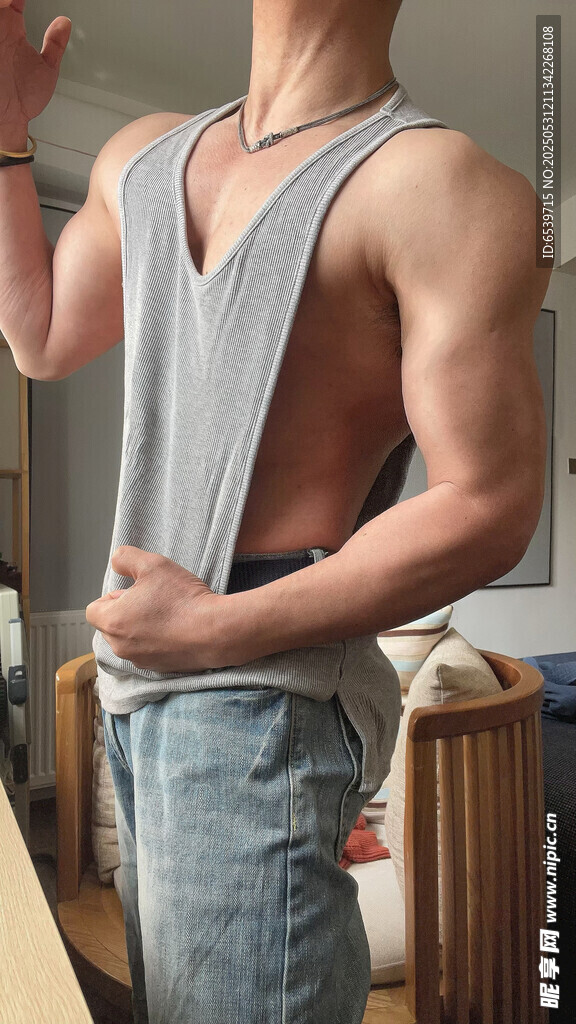 肌肉男撩衣秀健碩身材