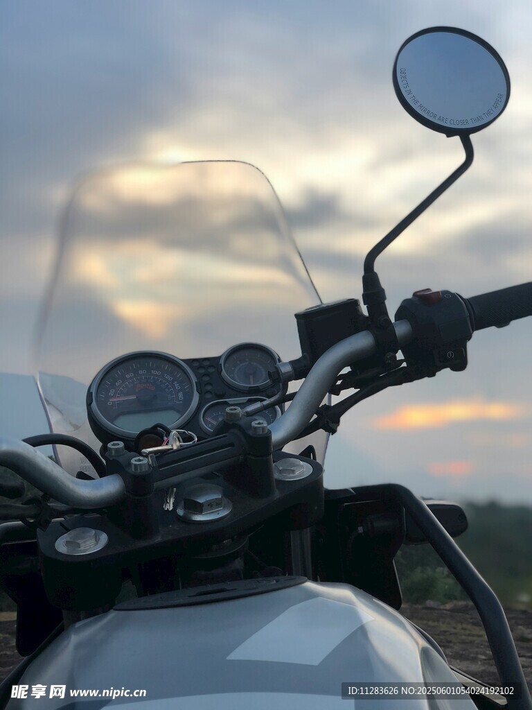 夕陽下的摩托車車頭特寫
