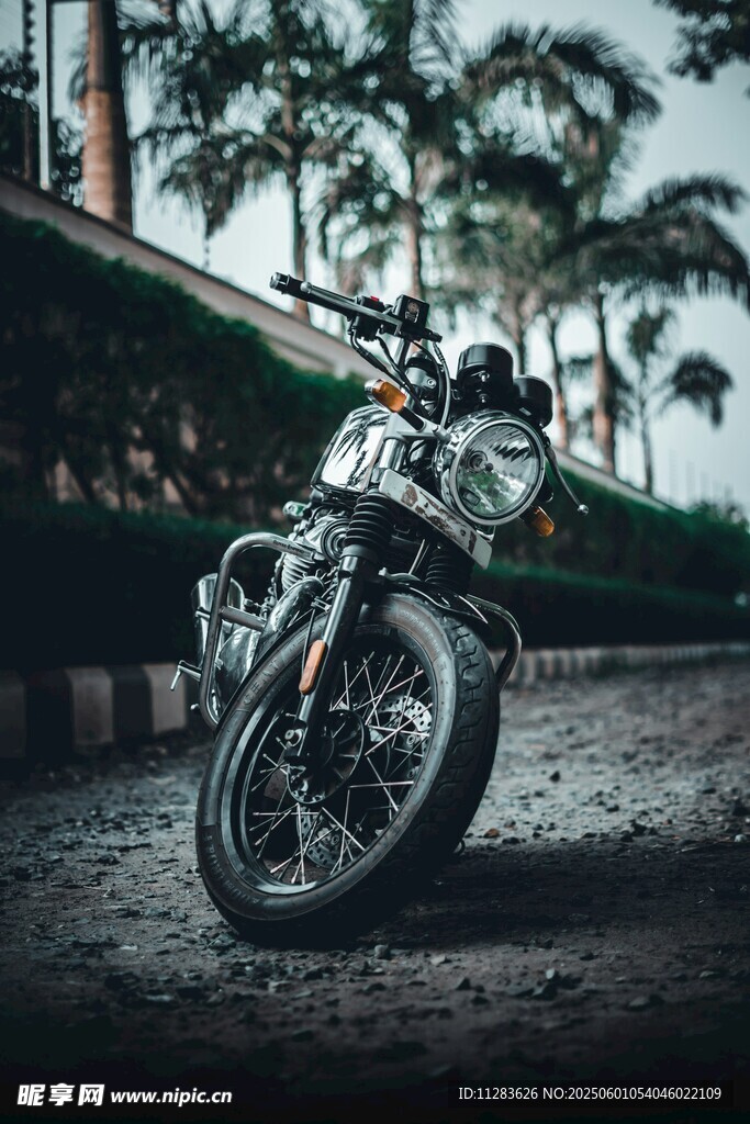 復(fù)古摩托車停于戶外場景