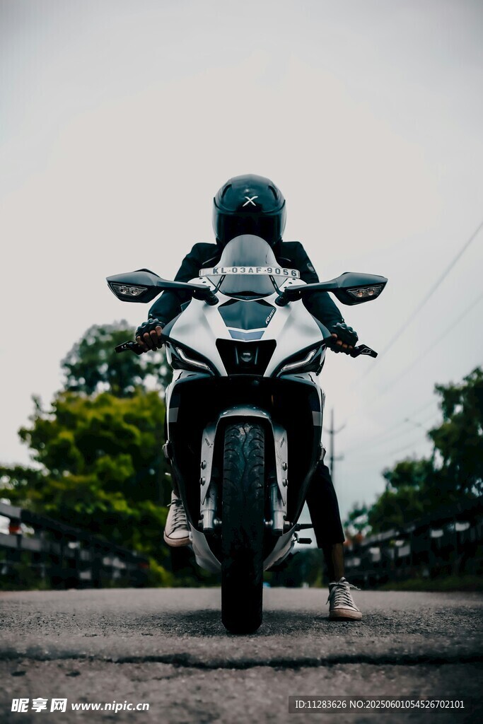 酷炫摩托車前視特寫