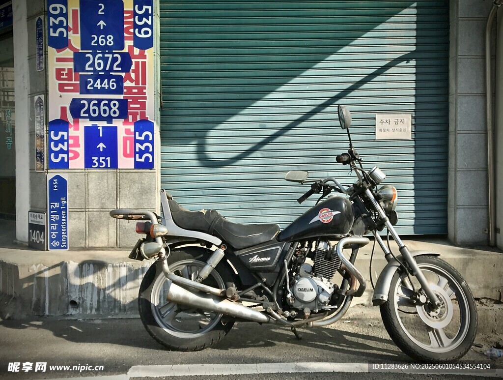 街邊停放的復(fù)古摩托車