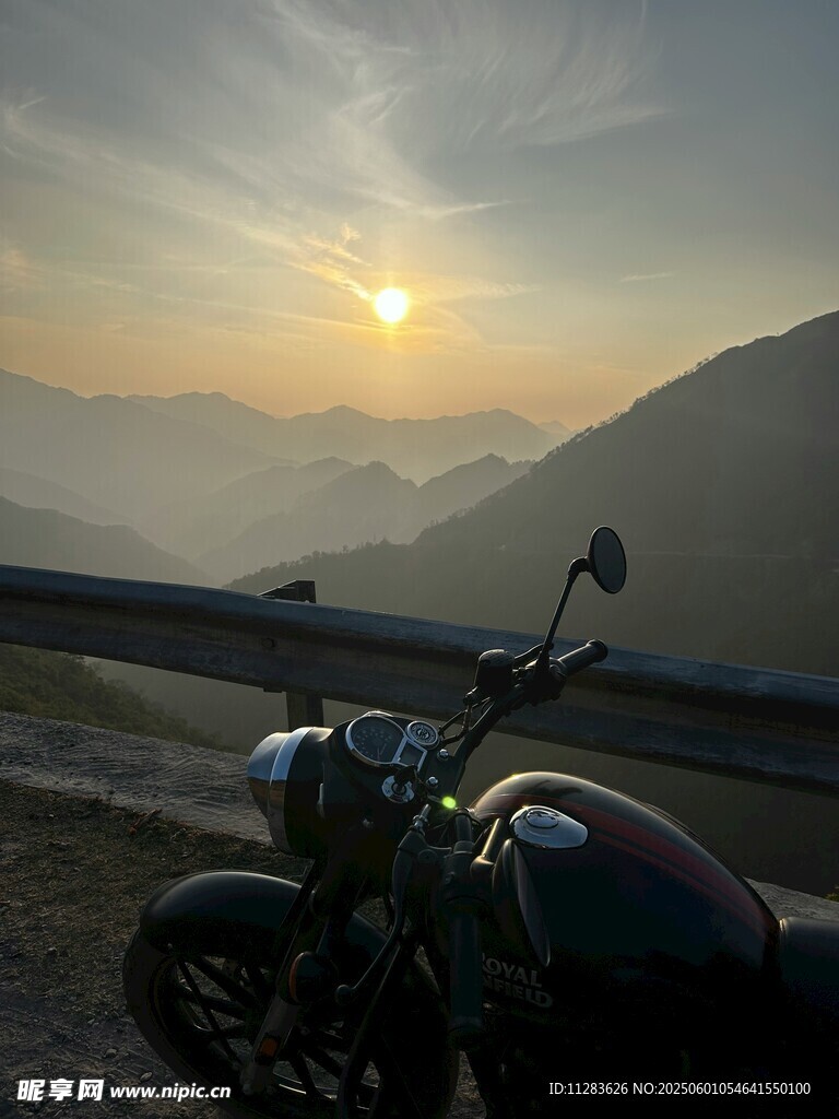 夕陽下的摩托車與壯麗山景
