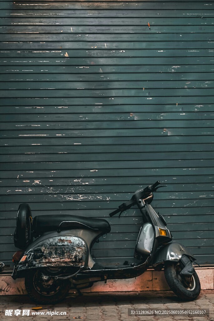 復(fù)古風(fēng)停靠的電動(dòng)摩托車