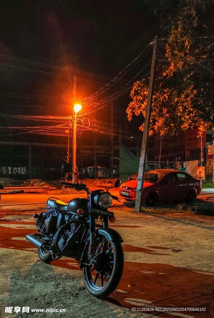 夜晚街頭的酷炫摩托車