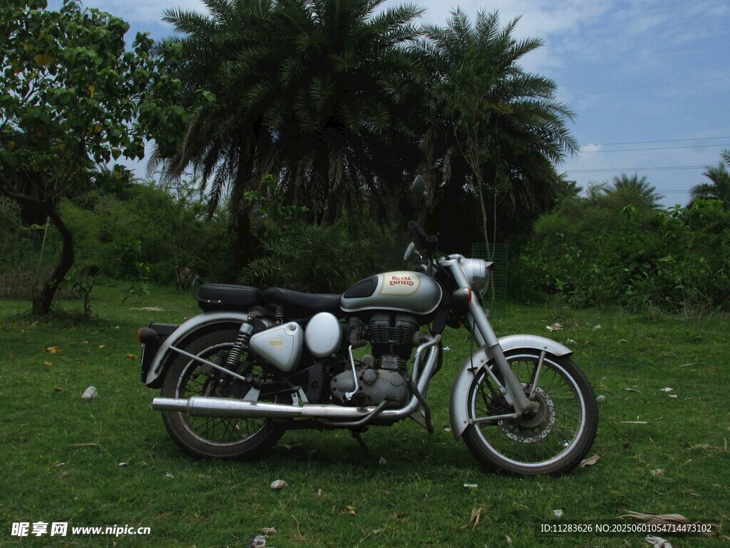 草地上的復(fù)古摩托車