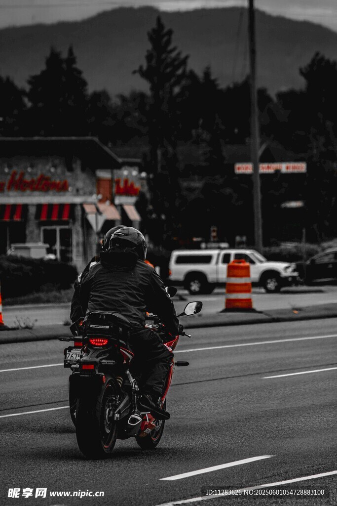 公路上的摩托車騎行者