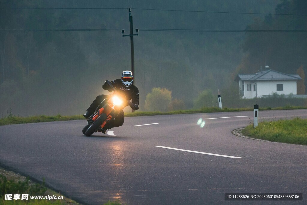 雨中騎行的摩托車手