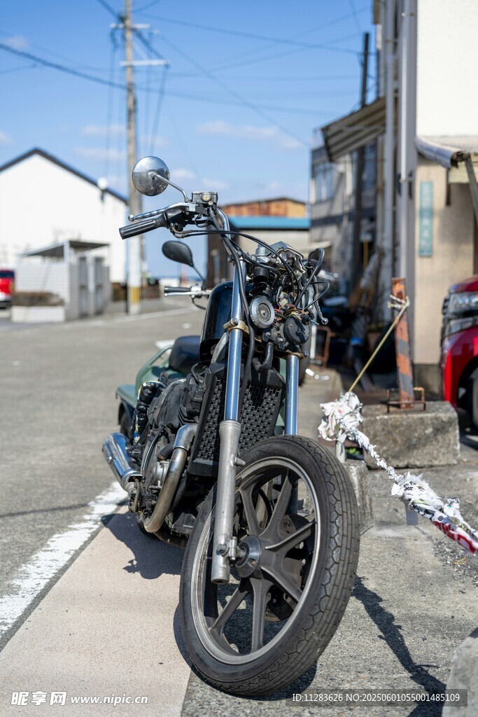 復古摩托車停在戶外街道