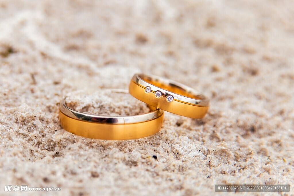 沙灘上的精美情侶婚戒