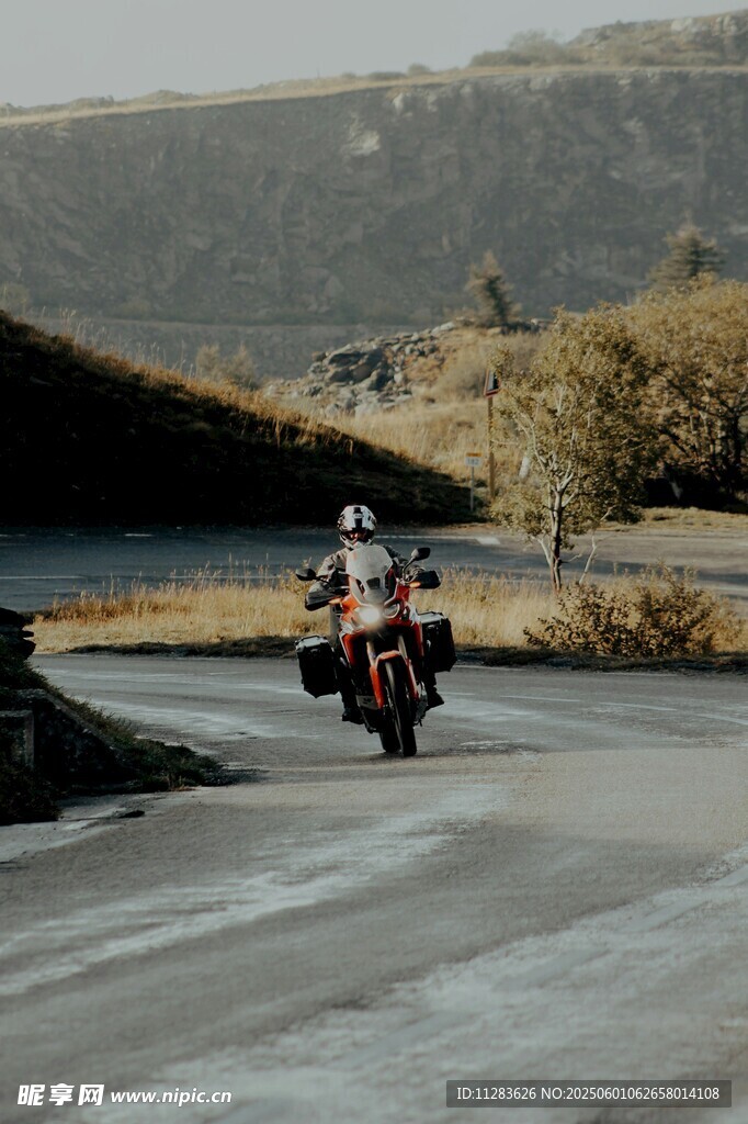 公路上的摩托車(chē)騎行者