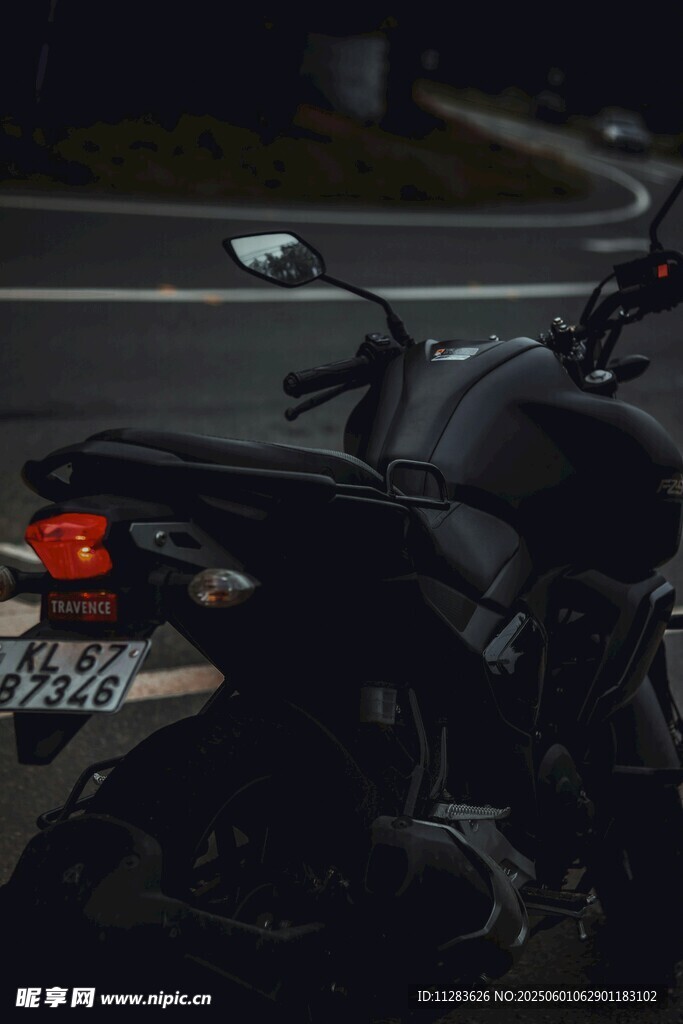 夜色中的酷炫摩托車