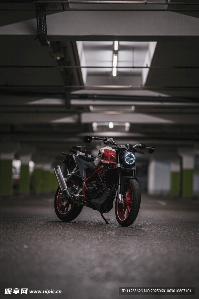 地下車庫中的酷炫摩托車