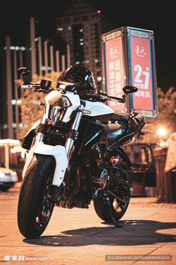 街頭酷炫摩托車夜景特寫
