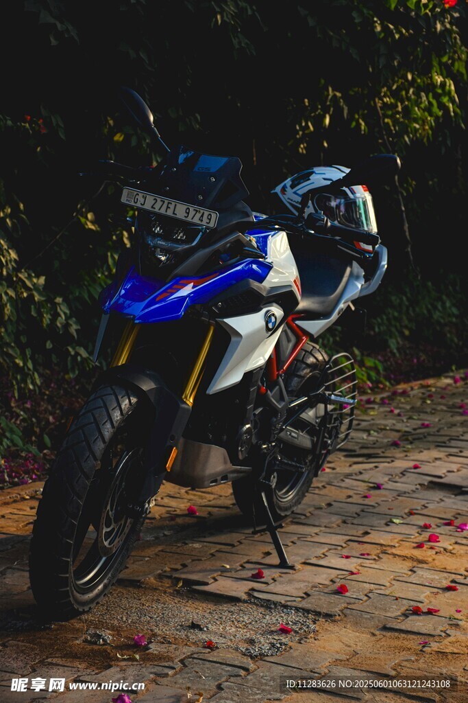越野摩托車停于戶外場(chǎng)景