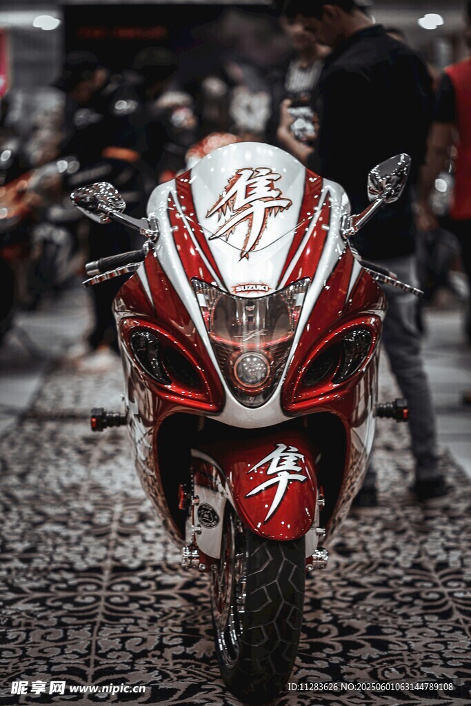 炫酷紅白摩托車特寫