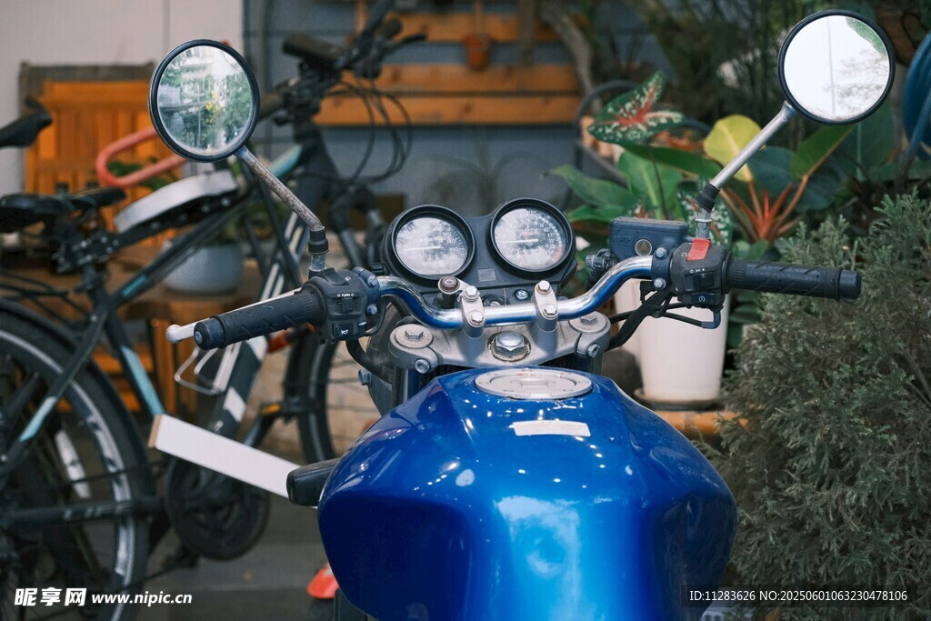 復古藍色摩托車車頭特寫