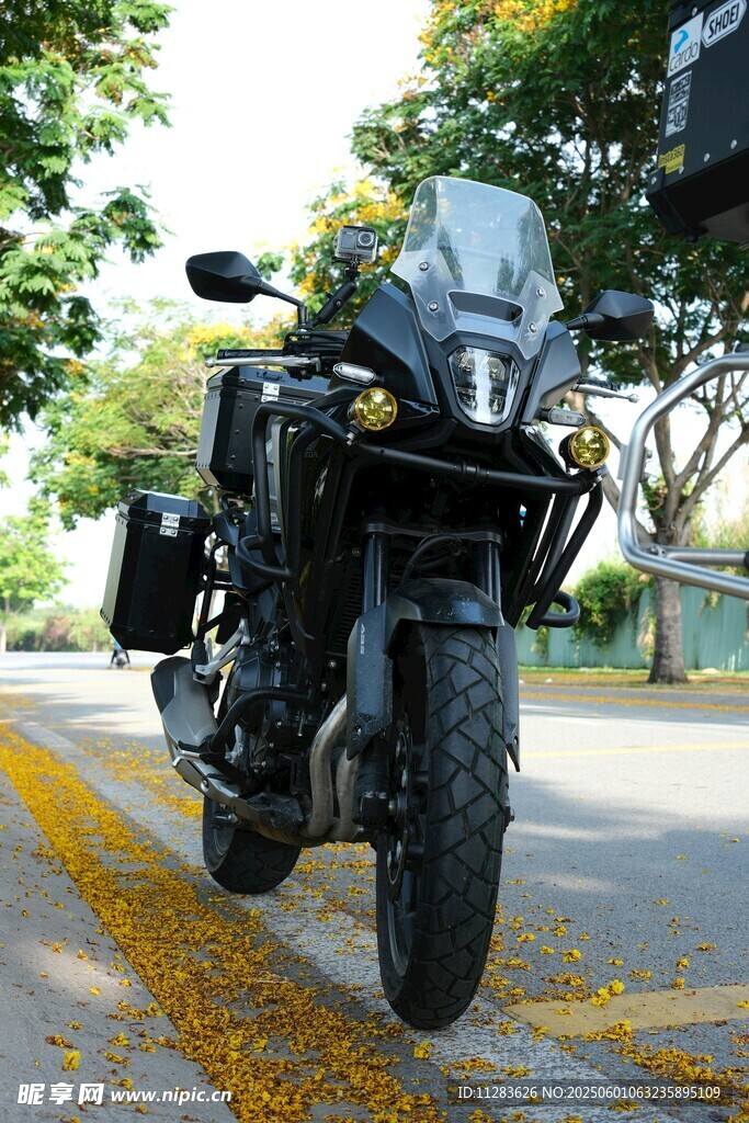 公路邊的酷炫黑色摩托車