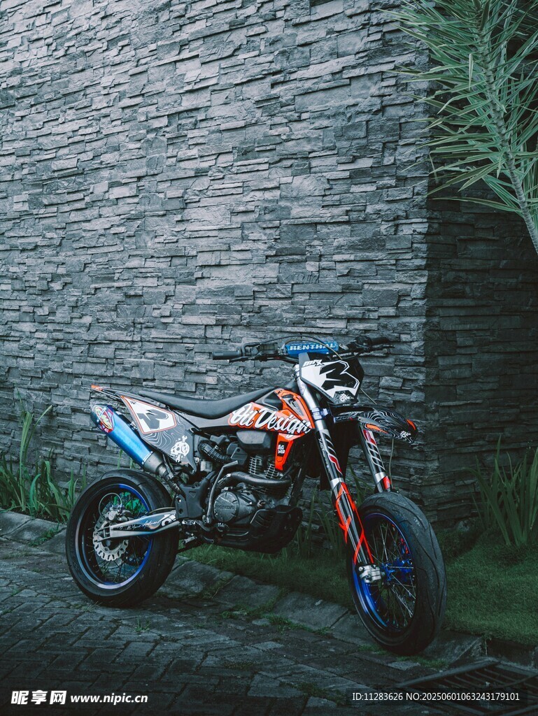 墻邊酷炫越野摩托車