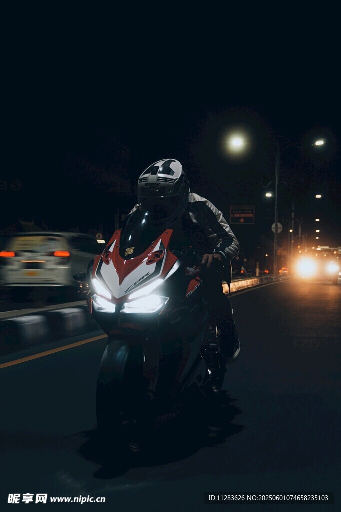 夜間騎行的炫酷摩托車手