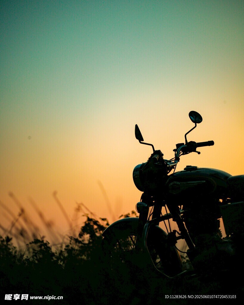 夕陽下的摩托車剪影